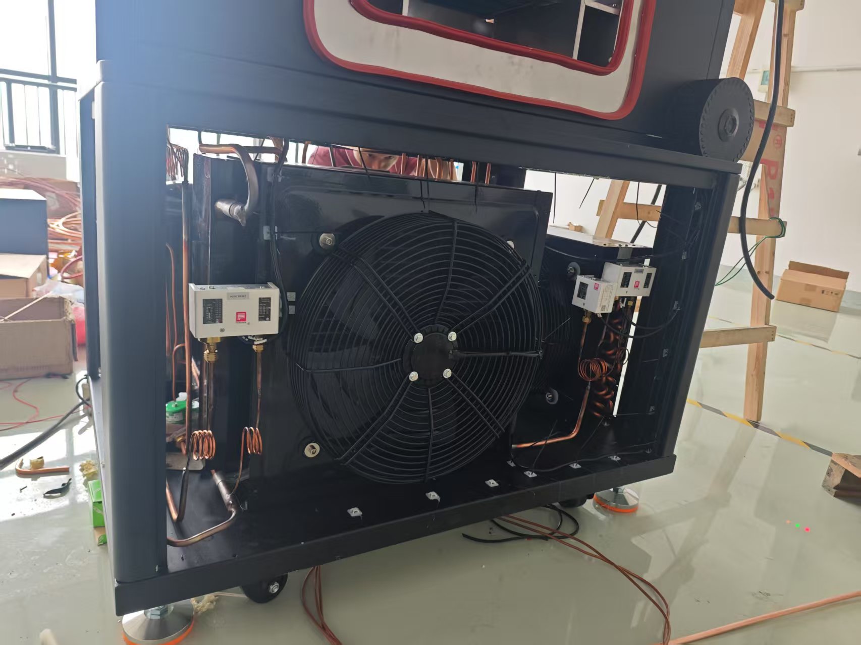 高低溫沖擊試驗箱如何進(jìn)行工作原理的